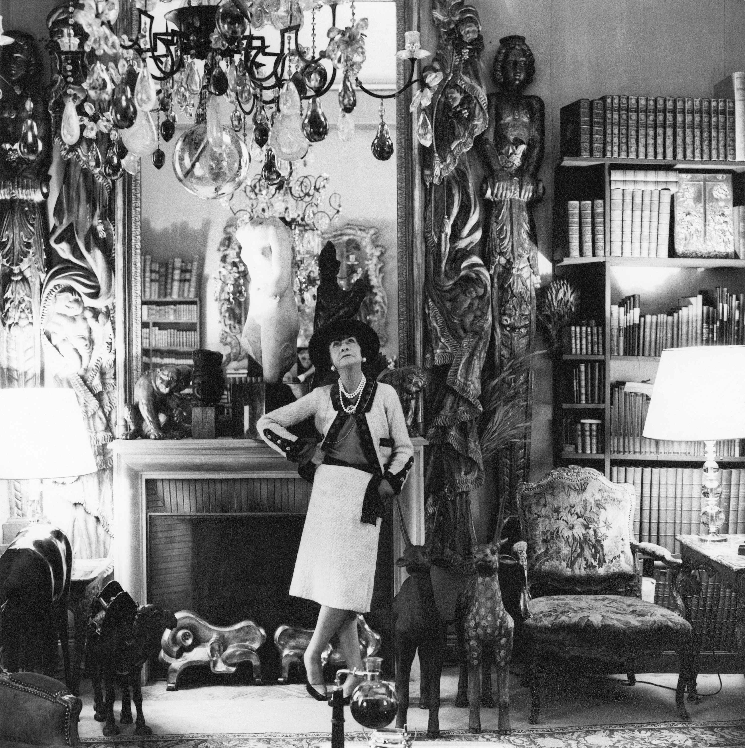Coco Chanel v salonu svého bytu v roce 1965