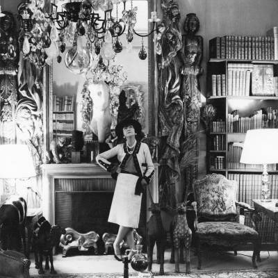 Coco Chanel v salonu svého bytu v roce 1965