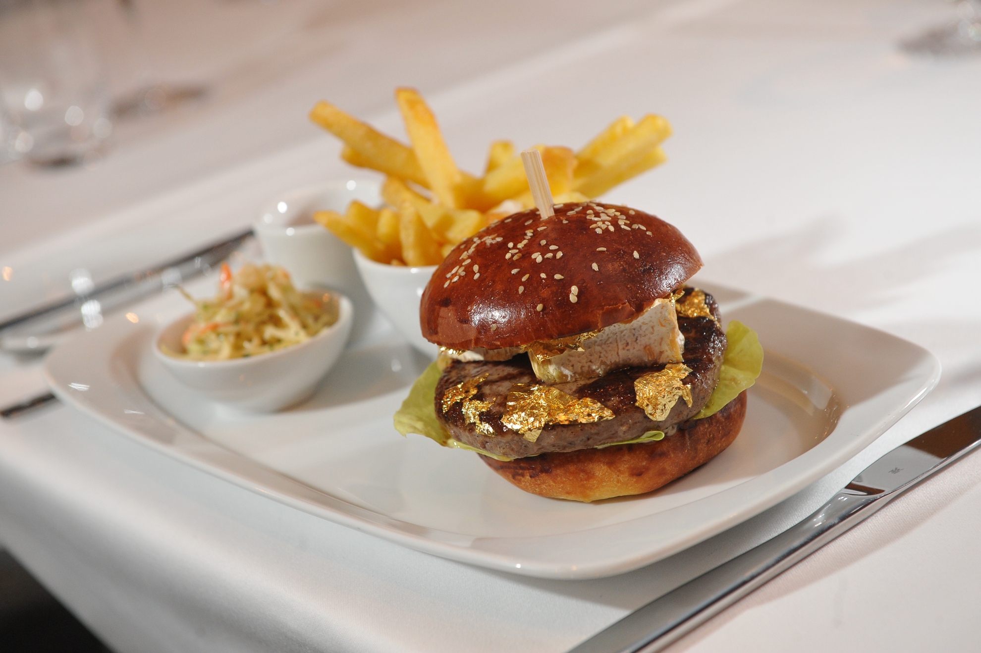 Oligarch Burgery, to je hovězí s restovanými foie gras, normandským sýrem Brillat Savarin a  plátky ryzího zlata.