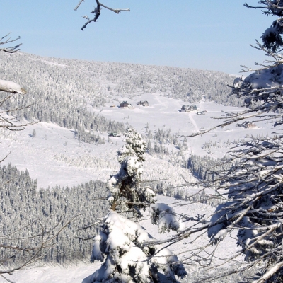 Pohled na Špindlerovku z dálky, sníh zde vydrží hodně dlouho