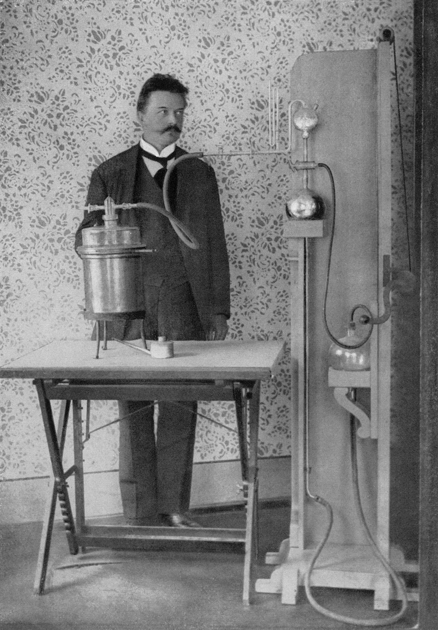 Daniel Swarovski ve své laboratoři v roce 1892